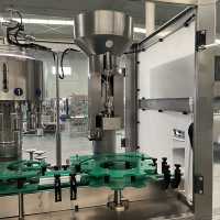 Machine de remplissage automatique de vin rouge avec emballage en verre, système trois-en-un de remplissage, bouchage et motorisation