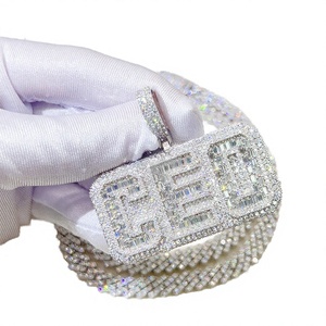 Collier personnalisé Bereal en moissanite baguette VVS, pendentif lettre initiale hip-hop, en argent 925 et or 18 carats, certifié IGI, serti griffe - Product Image 1
