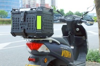 Boîte arrière de moto populaire en alliage d'aluminium, design évidé, noir élégant, à dégagement rapide, 45L