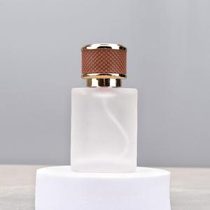 Flacon de parfum en verre sérigraphié sur mesure de luxe 30ml 50ml, carré givré avec capuchon en cuir marron doré et pulvérisateur à brume fine - Product Image 4