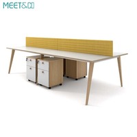 Bureau modulaire ouvert moderne pour 4 personnes Table de travail en panneaux de bois avec pieds en métal pour les espaces de travail