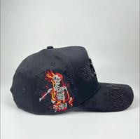 Casquettes personnalisées noires à visière incurvée pour homme, broderie flamme squelette, garniture cloutée, lettres en strass, vente en gros, casquettes OEM ODM