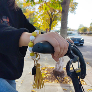 Venta al por mayor <span class=keywords><strong>de</strong></span> las mujeres <span class=keywords><strong>de</strong></span> moda borla colgante Anti-Lost silicona PVC cuentas pulsera brazalete llavero Anti-Lost <span class=keywords><strong>encanto</strong></span> regalos - Product Image 6