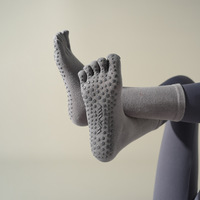 Chaussettes de yoga et de Pilates antidérapantes en coton à 5 doigts pour femmes - Adhérence pieds nus, personnalisation du logo et broderie pour le yoga, la barre et le sport