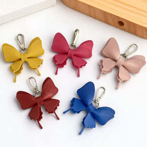 Lindo colgante de mariposa varios colores PU cuero mariposa llavero bolsa encanto accesorio bolso colgantes monedero cartera encantos - Product Image 1