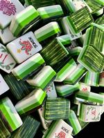 Jeu de tuiles de mahjong de luxe américain - Tuiles classiques en acrylique rouge avec caractères chinois - Emballage personnalisé avec logo OEM - Cadeau pour les soirées poker