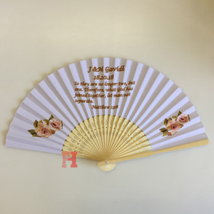 Cadeaux de souvenirs de mariage de papier de bande <span class=keywords><strong>dessin</strong></span>ée souvenir ventilateur tenu <span class=keywords><strong>dans</strong></span> <span class=keywords><strong>la</strong></span> <span class=keywords><strong>main</strong></span> - Product Image 1