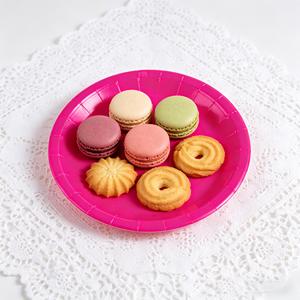 Assiettes de fête fuchsia Party Love, 17 cm, rondes, en plastique, pour les célébrations d'anniversaire - Product Image 6