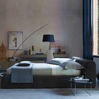 Italienisches Designer-Legebett niedriges Niveau weiß europäisches voll gepolstertes Tufty-Cloud-Bett modernes Luxushotel Queen King-Bettgestell