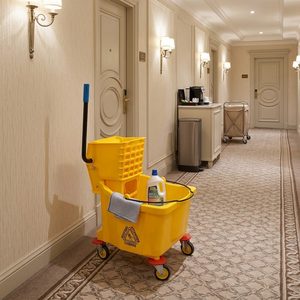 Solución Integral para Suministros de Hotel: Carro de Limpieza de Goma para Mujeres Trabajadoras, Carro Recolector de Residuos, Carro para Mopa, Carro de Agua de 20L con Sistema de Escurrido - Product Image 3