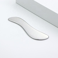 Planche de grattage de physiothérapie de massage en acier inoxydable en forme de S Gua Sha de qualité médicale à main