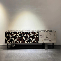 Meuble TV design moderne et créatif, style pixel, avec pieds en parquet triangulaire en noyer et quincaillerie
