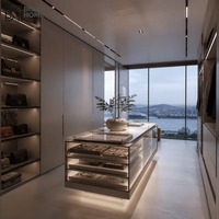 Suite penthouse minimaliste coréenne avec dressing beige mat, armoires en verre sans cadre et commode îlot en verre