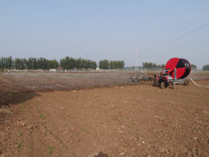 Sistema de riego de carrete de manguera de velocidad ajustable con pistola de lluvia grande para un riego eficiente en el campo - Product Image 3
