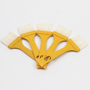 Brosse multi-usages avec spatule, manche en plastique, poils en nylon, forme plate, pour le nettoyage domestique et l'utilisation de matériel. - Product Image 1