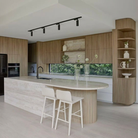 Meubles de cuisine minimalistes en bois clair Vermonhouzz avec îlot cascade blanc, ensemble d'armoires modulaires sans poignées pour la maison