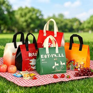 Sac isotherme personnalisé en non-tissé de qualité alimentaire avec motif lettres, portable et écologique pour le transport et le stockage de gâteaux - Product Image 1
