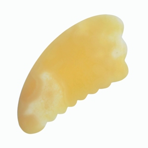Planche Gua Sha en jade jaune de grande taille en forme de corne avec bord ondulé pour massage du visage, lifting cutané et soins spa - Product Image 6