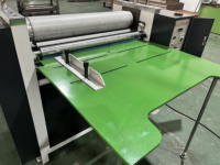 Machine de grainage de papier semi-automatique à motif de rouleau de gaufrage de feuille de papier à vendre