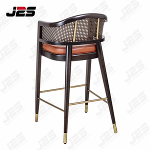 <span class=keywords><strong>Tabouret</strong></span> de <span class=keywords><strong>bar</strong></span> en bois de <span class=keywords><strong>rotin</strong></span> de luxe avec coussin en cuir, repose-pieds et accents en laiton pour restaurant et café - Product Image 2