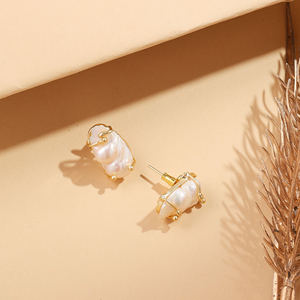 Pendientes de perlas barrocas de agua dulce con baño de oro para mujer, accesorio de joyería clásico minimalista para boda - Product Image 6