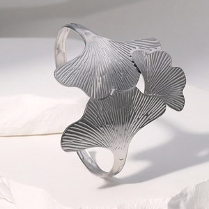Bracelet en acier inoxydable inaltérable et étanche, design créatif Ginkgo Biloba, luxe léger, haut de gamme, ne se décolore pas - Product Image 3