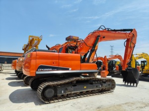 Excavadora de cadenas usada Doosan DX250, modelo 2023, pocas horas, excelente estado, motor, engranajes y rodamientos en venta - Product Image 4