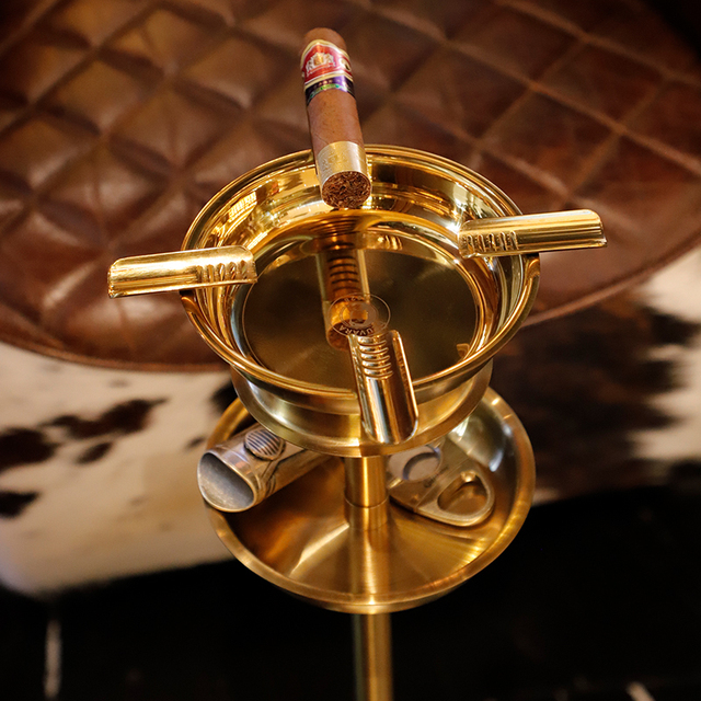Guevara Smokeless Windproof Classic Round Standing Restaurant Ashtray Modern Fashion Unbreakable Zinc Alloy Ashtray