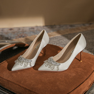Chaussures de mariage élégantes pour femmes, talons aiguilles en satin blanc à bout pointu avec décoration en cristal, talon haut de 3 à 5 cm - Product Image 1