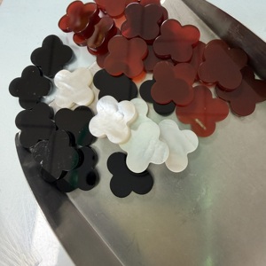 ขายส่งจากโรงงาน หินอาเกตสีแดง อาเกตสีดำ เปลือกหอยสีขาว รูปทรงดอกไม้ - Product Image 4