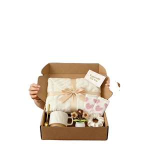 Coffret Cadeau Relaxation pour Elle : Couverture Douce, Mug, Fleurs Artisanales – Cadeau Parfait pour Anniversaire ou Pendaison de Crémaillère - Product Image 2