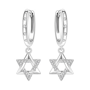 Los pendientes de estrella de seis puntas de latón blanco son una opción ideal para accesorios de niñas, como regalo de aniversario o de cumpleaños. - Product Image 1