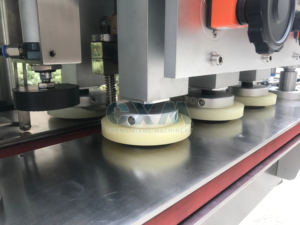 Precio de fábrica Máquina automática de sellado de tornillos de tarro de miel de vidrio - Product Image 3