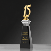 Trophée personnalisé en cristal avec numéro doré et base noire pour la reconnaissance des anniversaires