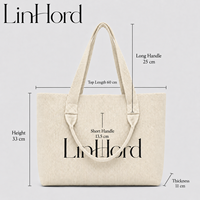 Sac à bandoulière en tricot pour femme avec logo personnalisé et deux longueurs de poignée pour les tenues de ville quotidiennes et les collections de boutiques.