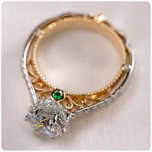 Anello di fidanzamento da donna F486 in oro bianco con diamante taglio brillante rotondo colore D naturale e smeraldo laterale - Product Image 1