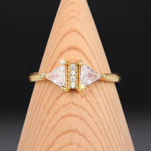 Anello di fidanzamento a piramide T0746 da donna con zirconia cubica creato in laboratorio, taglio trilione, montatura a griffe, anelli alla moda - Product Image 5
