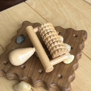 Disfrute relajando los meridianos del cuerpo con el masajeador de mano con rodillo de madera de haya - Product Image 5