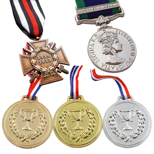 Copas de trofeo personalizadas Fútbol chica en blanco Deporte Soporte al por mayor Trofeos y medallas personalizados Medallas de cocina de fútbol - Product Image 3