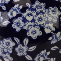 RXAY22-B Vas Porselen Biru dan Putih dengan Motif Bunga Plum di Latar Belakang Biru