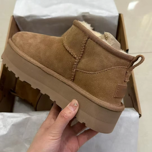 Bottes d'hiver imperméables classiques pour femmes, conçues par des créateurs de mode, chaudes, en peau de mouton, confortables, avec semelle en caoutchouc plate, bottes de neige - Product Image 4