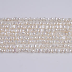 ไข่มุกบาร็อคสีขาวขนาดเล็ก 4-5 มม. ร้อยเป็นเส้น มีรูด้านข้าง สำหรับทำเครื่องประดับ ขายส่ง - Product Image 2