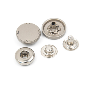 กระดุมแป๊กแบบแบนขนาด 15 มม. โลโก้สั่งทำ วัสดุโลหะผสมสังกะสี แบบสี่ส่วน สำหรับเสื้อผ้าและกระเป๋า - Product Image 5
