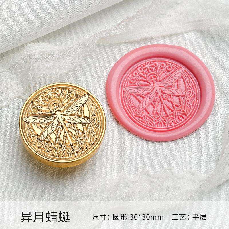 แมลงปอพร้อมพระจันทร์ดวงใหม่ (พื้นผิวเรียบ, ขนาด 30x30 มม.)