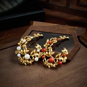 Broche vintage en cuivre plaqué or en forme de feuille, couronne en C incrustée de perles d'eau douce naturelles, épingle de revers de luxe pour mariage, accessoire de costume pour femme - Product Image 3