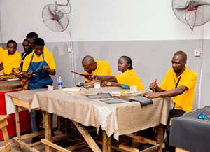 Bolso Midi Ozoza de Piel Vegana Eco-Luxe, Asa Estructurada de 6 Pulgadas, Acabado con Grabado de Cocodrilo, Cierre Magnético - Product Image 5