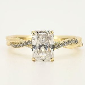 Elegante Anello Nuziale con Moissanite Placcato Oro 18K in Argento S925, Taglio Ovale da 1ct con Incastonatura a Griffe, Gioielli da Sposa - Product Image 3