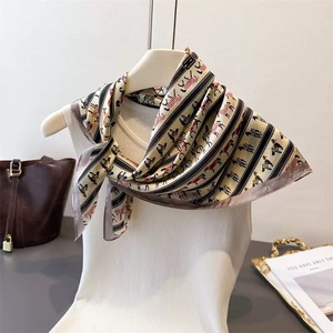 2025 Luxe Modeontwerper Geïnspireerde Vrouwen Zijden Sjaal Vierkant Paard Print Satijnen Zijden Sjaals Hoofdband 70X70 Paardensport - Product Image 1