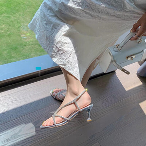 <span class=keywords><strong>Sandali</strong></span> <span class=keywords><strong>con</strong></span> strass a punta aperta scarpe da festa <span class=keywords><strong>con</strong></span> <span class=keywords><strong>tacco</strong></span> <span class=keywords><strong>medio</strong></span> in vernice <span class=keywords><strong>argento</strong></span> temperamento - Product Image 4