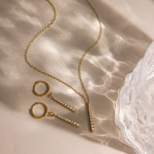 Conjunto de collar con colgante de barra de diamantes chapado en oro y aretes de aro para mujer, conjunto de joyería para uso diario. - Product Image 4